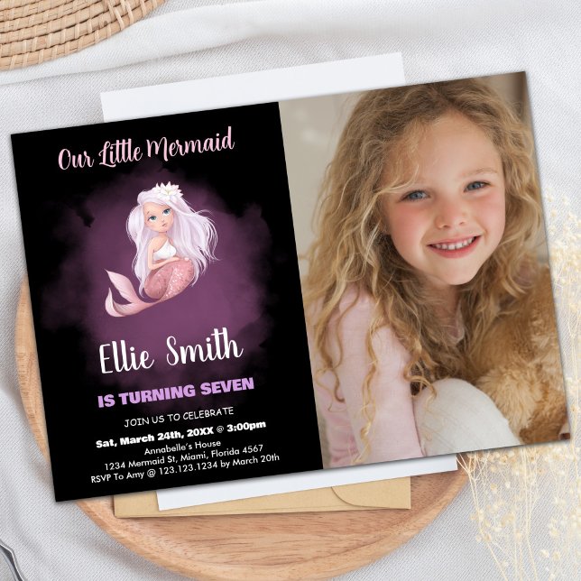 Invitación Foto Cumpleaños de la sirena de cola de cobre negr (Photo Black Copper Tail Mermaid Birthday Invitation)