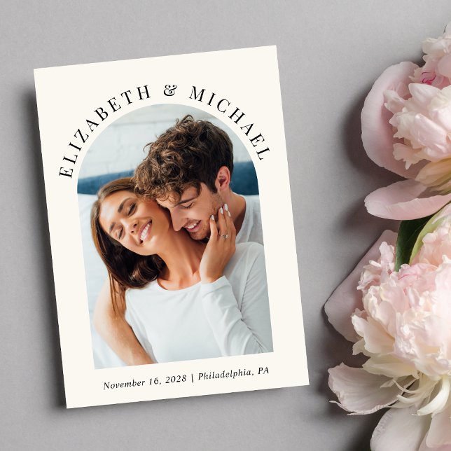 Invitación Foto de arte moderno Boda de crema de código QR (Celebrate your love story with an invitation showcasing your favorite photo in an elegant arch frame)