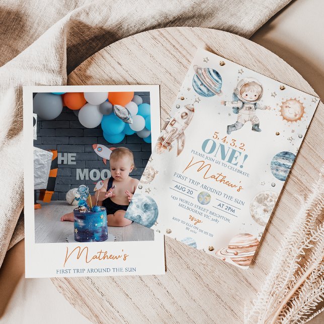 Invitación Foto de astronauta primer viaje alrededor del cump (First Trip Around the Sun Birthday Invitation Baby Boy with Photo on the Back, Cute Astronaut Space)