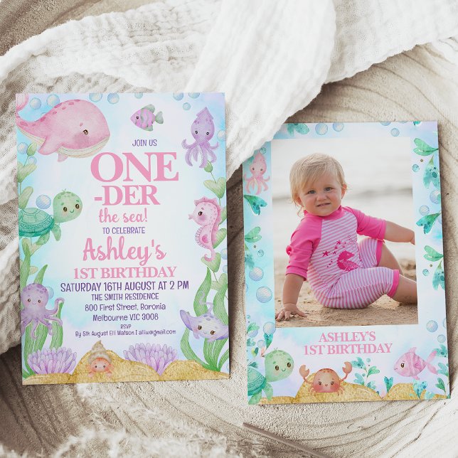 Invitación Foto de ballena rosa que abre el mar Primer cumple (One-der the sea first birthday invitation featuring a pink whale, sea creatures and photo on back.)