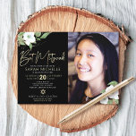 Invitación Foto de Bat Mitzvah Color de agua floral de oro ne<br><div class="desc">Estar orgulloso, regocijarse y mostrar este hito de su Bat Mitzvah favorito con esta sofisticada y personalizada invitación fotográfica! Una moda, impresionante, blanca y dorada purpurina acuarela floral con tipografía de escritura de Relieve metalizado de oro falsa y tipo de serif san blanco, sobrepone un dramático fondo negro en el...</div>