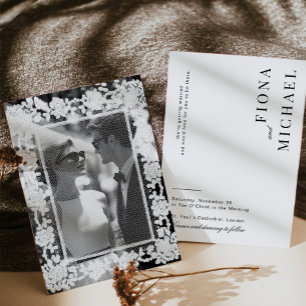Invitación Foto de boda con tipografía de encaje en blanco y