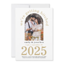 Foto de boda dorada con arco moderno