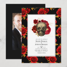 Foto de boda gótica con cráneo floral