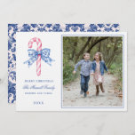 Invitación Foto de Candy Candy con nido rosa y azul<br><div class="desc">Esta tarjeta de Navidades tiene un diseño precoz de abuelo con un bastón de caramelo rosa con una proa azul. En el fondo hay un texto azul que dice "Feliz Navidad". Puede personalizar con un nombre y un año. La parte trasera tiene un patrón de damasco azul oscuro coordinado.</div>