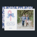 Invitación Foto de Candy Candy con nido rosa y azul<br><div class="desc">Esta tarjeta de Navidades tiene un diseño precoz de abuelo con un bastón de caramelo rosa con una proa azul. En el fondo hay un texto azul que dice "Feliz Navidad". Puede personalizar con un nombre y un año. La parte trasera tiene un patrón de damasco azul oscuro coordinado.</div>