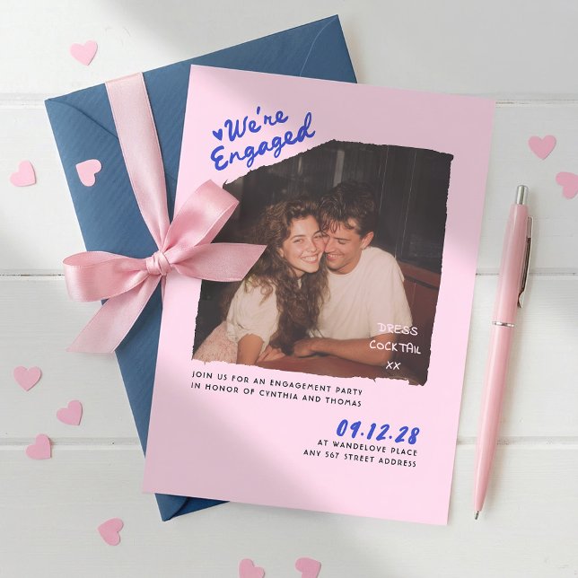 Invitación Foto de compromiso escrita a mano para cóctel (Whimsical Playful Retro Square Photo Pink Blue Casual Fun Handwritten Engagement Party Invitation)