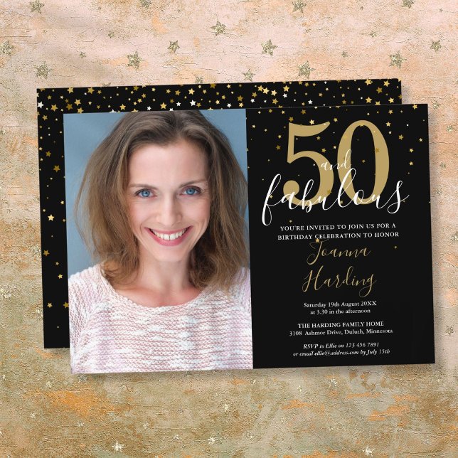 Invitación Foto de cumpleaños 50 y fabuloso dorado negro (50 and Fabulous Gold Black 50th Birthday Photo Invitation)