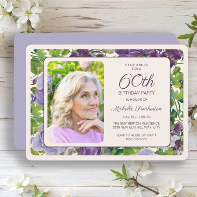 Invitación Foto de cumpleaños 60 de flores púrpuras y hojas v (Elegant purple watercolor floral and greenery 60th birthday party photo invitation)