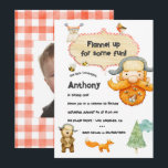 Invitación Foto de cumpleaños a cuadros de niños leñadores<br><div class="desc">¡Abrígate para divertirte con esta adorable invitación de cumpleaños con tema de leñador! Con un leñador juguetón, animales del bosque y un patrón a cuadros rojos acogedor en la parte posterior, este diseño es perfecto para celebraciones al aire libre o rústicas. Totalmente personalizable con los detalles de tu fiesta y...</div>