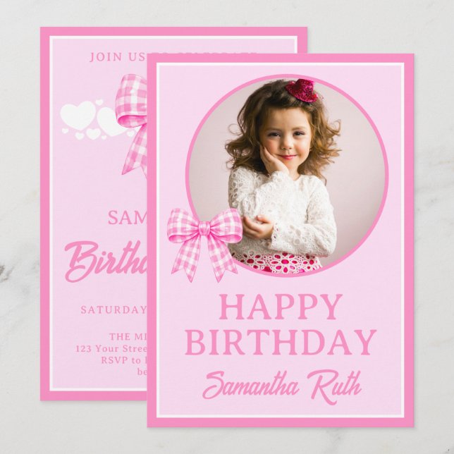 Invitación Foto de cumpleaños con lazo de gingham rosa (Anverso / Reverso)