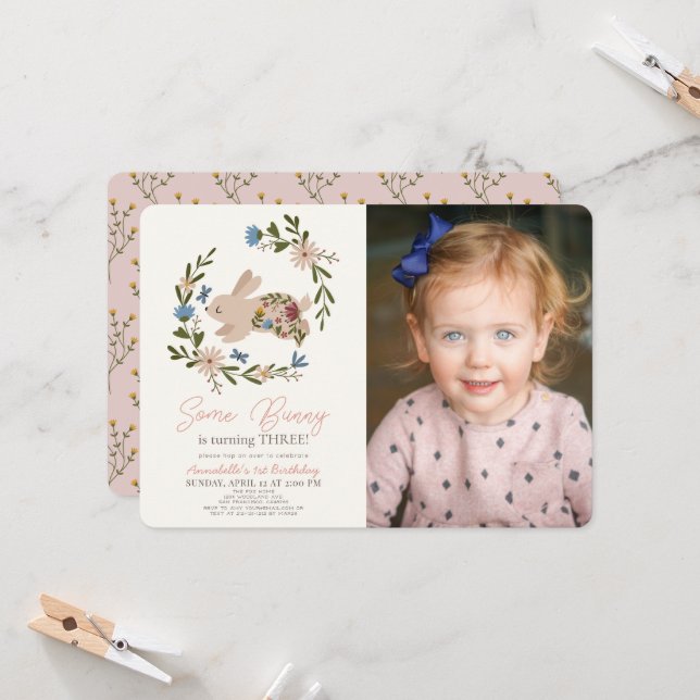 Invitación Foto de cumpleaños de Bunny Floral Wreath (Anverso/Reverso In Situ)