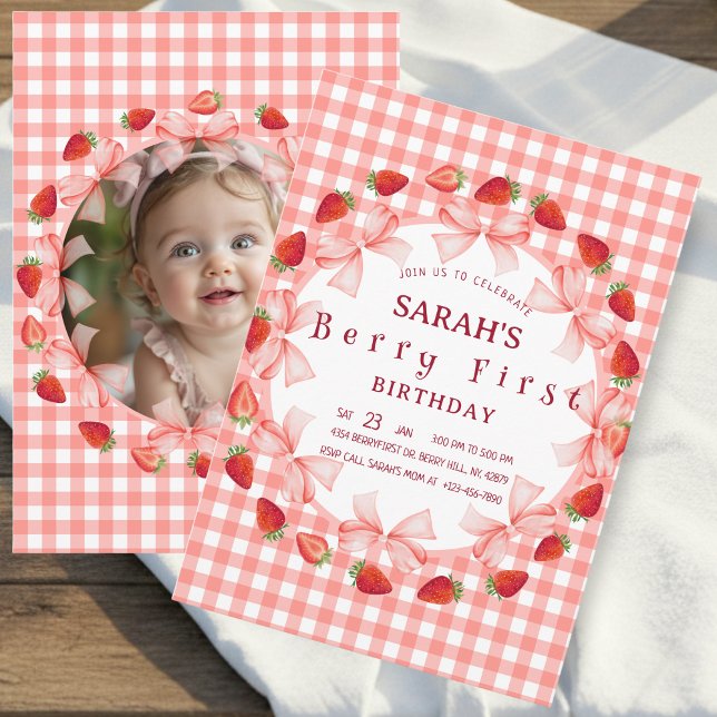 Invitación Foto de Cumpleaños de Coquette Berry por Primera V (Coquette Berry First Birthday Red Gingham Photo Invitation)