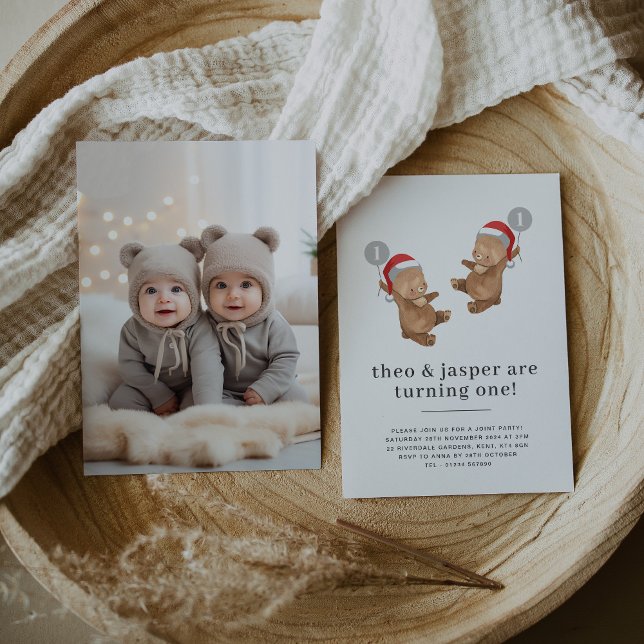 Invitación Foto de cumpleaños de gemelos con oso y sombrero d (Twins Bear Balloon Santa Hat First Photo Invitation)