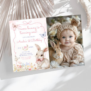 Invitación Foto de cumpleaños de Wildflower Bunny Pink Chica