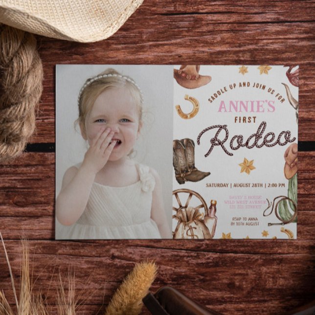 Invitación Foto de cumpleaños del primer rodeo de Chica Cowgi (Cowgirl baby girl 1st rodeo wild west digital download template with photo easy to edit instant cute)