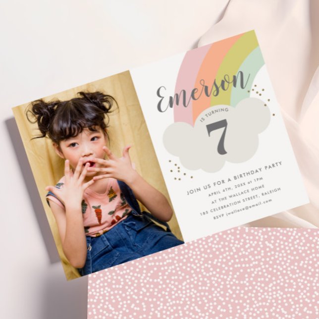 Invitación Foto de cumpleaños infantil con arcoíris pastel (Kids Rainbow Photo Birthday Party Invitations.)