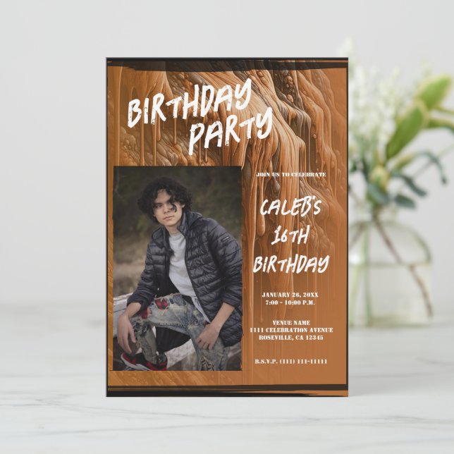 Invitación Foto de Cumpleaños Moderno de Barro Marrón (Anverso de pie)