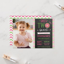 Invitación Foto de cumpleaños número 2 Pink & Green Two Sweet