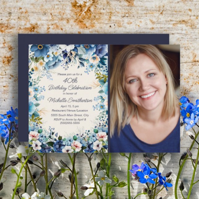 Invitación Foto de cumpleaños número 75 con flores azules y b (Blue floral 40th birthday party photo invitation)