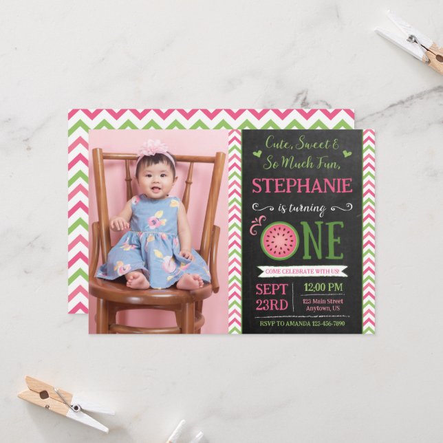 Invitación Foto de cumpleaños número uno rosa y verde de un m (Anverso/Reverso In Situ)