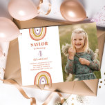 Invitación Foto de Cute Boho Rainbow Peach Cumpleaños<br><div class="desc">La invitación al cumpleaños de Cute Boho Rainbow Peach presenta un adorable dúo de arcoiris en tonos melocotón,  rubia y morado,  junto con caligrafía moderna.</div>