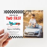 Invitación Foto de dos Fiestas de Carro de Carrera Rápida<br><div class="desc">Tarjeta de invitación a la fiesta de 2º cumpleaños con tema de carrera de niños con ilustracion de un auto vintage azul con llamas. El texto dice "creciendo dos rápido".</div>