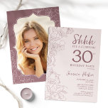 Invitación Foto de Dusty Pink Mauve Sorpresa 30 cumpleaños<br><div class="desc">Floral polvorienta rosa y sorpresa mauve 30 cumpleaños con tu foto en la parte de atrás de la tarjeta. El moderno diseño femenino de boho presenta acentos botánicos y tipografía. Sencilla tarjeta de invitación floral perfecta para una elegante celebración de cumpleaños sorpresa femenina. Se puede personalizar a cualquier edad. Invitaciones...</div>
