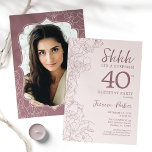 Invitación Foto de Dusty Pink Mauve Sorpresa 40 cumpleaños<br><div class="desc">Floral polvorienta rosa y sorpresa de malva 40 cumpleaños invitación a fiesta con tu foto en la parte de atrás de la tarjeta. El moderno diseño femenino de boho presenta acentos botánicos y tipografía. Sencilla tarjeta de invitación floral perfecta para una elegante celebración de cumpleaños sorpresa femenina. Se puede personalizar...</div>