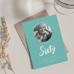 Invitación Foto de escritura minimalista 60 cumpleaños, fiest<br><div class="desc">Un elegante diseño de la fiesta de cumpleaños número 60 con foto personalizada,  tipografía moderna y texto personalizado.</div>