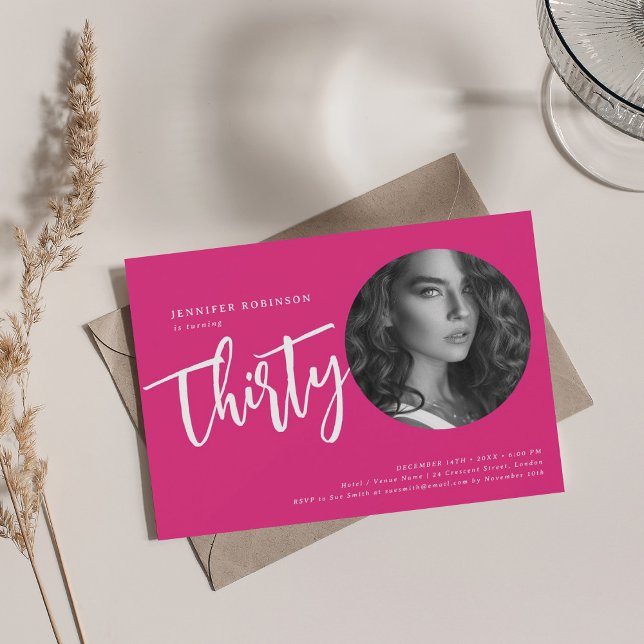 Invitación Foto de escritura moderna 30 Fiesta de cumpleaños, (Modern Script Photo 30th Birthday Party Hot Pink Invitation)