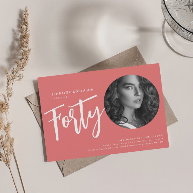 Invitación Foto de escritura moderna 40 cumpleaños Fiesta Cor (Modern Script Photo 40th Birthday Party Coral Invitation)