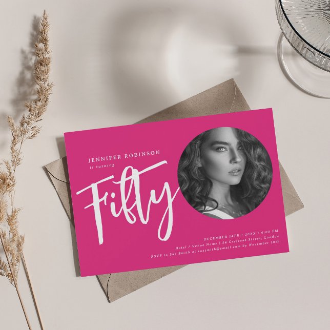 Invitación Foto de escritura moderna 50 cumpleaños fiesta de  (Modern Script Photo 50th Birthday Party Hot Pink Invitation)