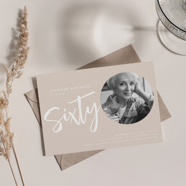Invitación Foto de escritura moderna 60 cumpleaños fiesta Cha (Modern Script Photo 60th Birthday Party Champagne Invitation)