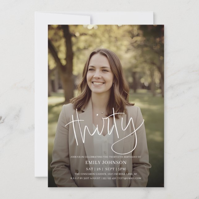 Invitación Foto de escritura moderna mínima cumpleaños número (Anverso)