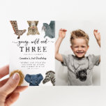 Invitación Foto de fiesta de cumpleaños de jóvenes salvajes y<br><div class="desc">Invitación a la fiesta de tercer cumpleaños de animales de safari para niños amables y divertidos que incluyen ilustracion de animales de safari de jirafa, leopardo de las nieves, rinoceronte, león, elefante y cebra. El texto dice "joven, salvaje y tres". Perfecto para la fiesta de cumpleaños de un niño. Puedes...</div>