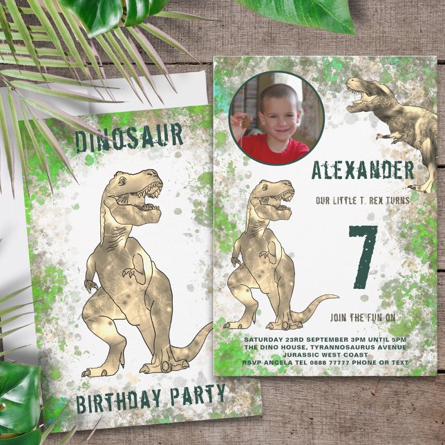 Invitación Foto de fiesta de cumpleaños de la jungla de dinos (T-Rex dinosaur 7th birthday party invitation with custom photo template green and brown watercolor )
