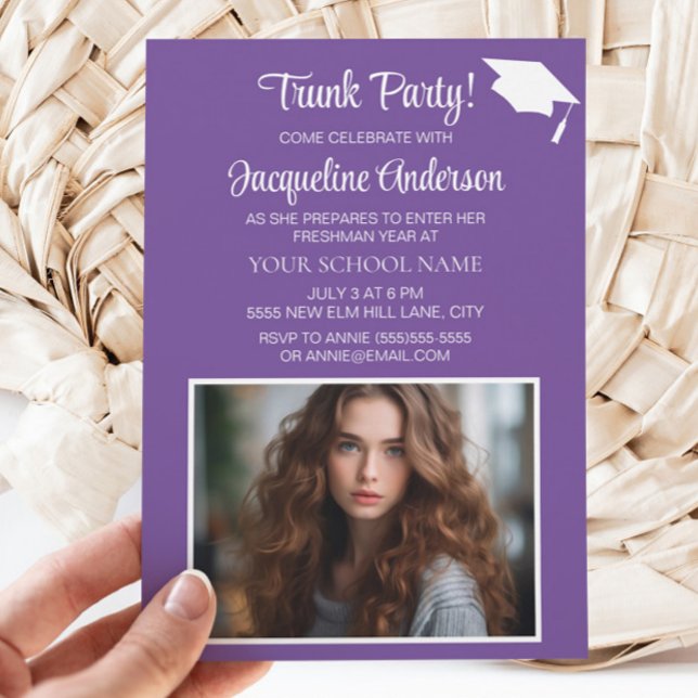 Invitación Foto de Fiesta de fragmentos de la tapa de graduac (Purple graduation Trunk Party photo invitation)
