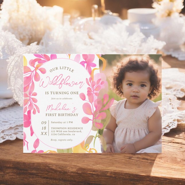 Invitación Foto de flor silvestre verde rosa lindo primer cum (Cute pink green wildflower photo 1st birthday invitation)