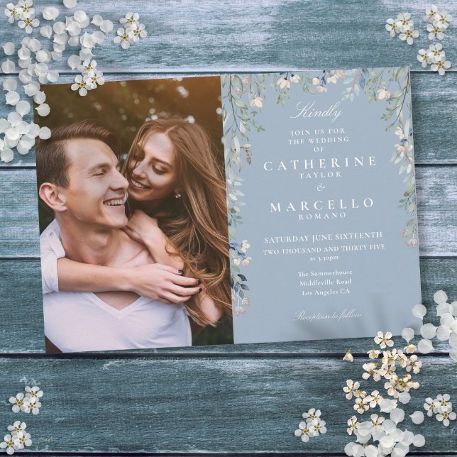 Invitación Foto de flores silvestres azules polvorientos boda (Dusty Blue Floral Wildflowers Photo Wedding Invitation)
