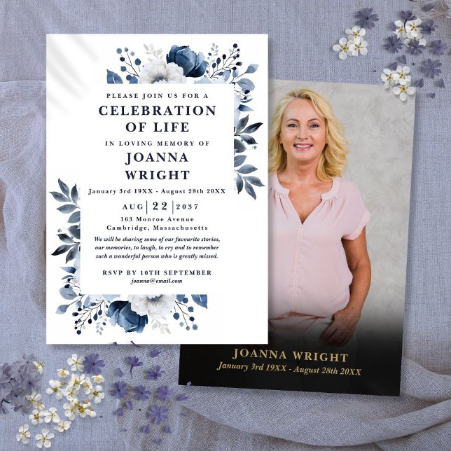 Invitación Foto De Funeral De La Fiesta Azul De La Marina (Navy Blue Floral Celebration Of Life Funeral Photo Invitation)