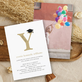 Invitación Foto de Gorra de Graduación con Inicial 'Y' Dorada