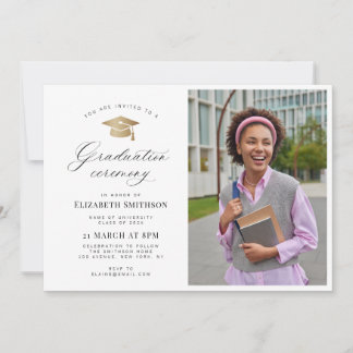 Invitación foto de gorra dorada de caligrafía en ceremonia de