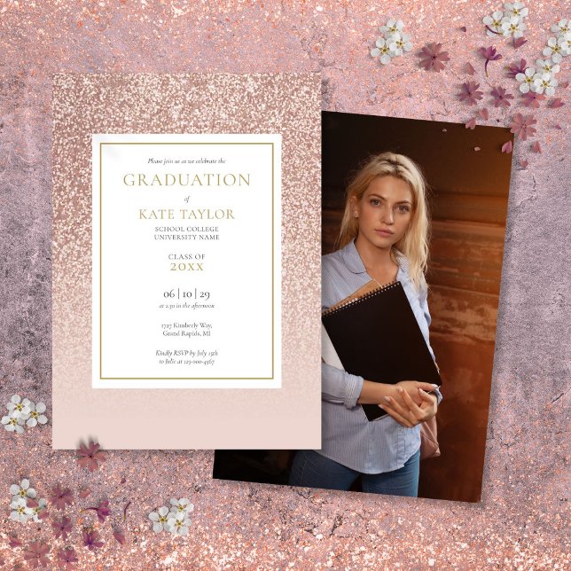 Invitación Foto de graduación con brillo de oro rosa moderno (Modern Rose Gold Glitter Graduation Photo Invitation)