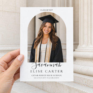 Invitación Foto de graduación de 2027 Toga negra Arco moderno