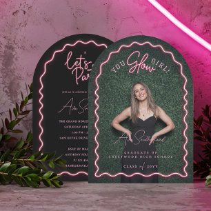 Invitación Foto de graduación de neón rosado ondulado de Chic