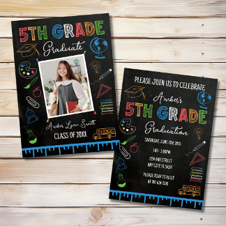 Invitación Foto de graduación de quinto grado en pizarra