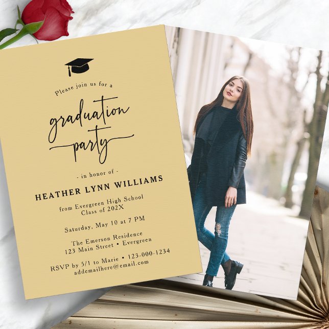 Invitación Foto de graduación en negro de oro (Gold Black Graduation Party Photo Invitation by Painted Paperie
)