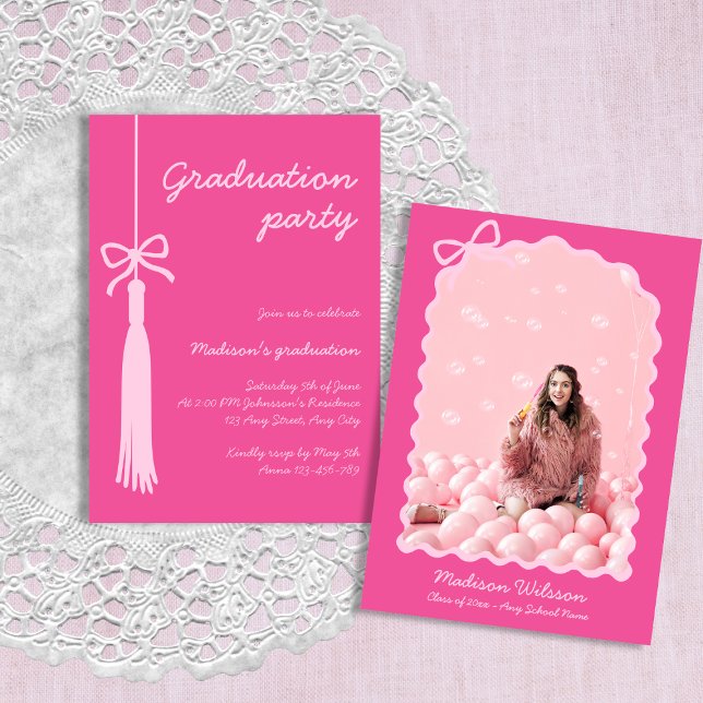 Invitación Foto de graduación rosa Chic Bow Graduación 2026 (Bow Chic Pink Grad Photo 2025 Graduation Invitation)