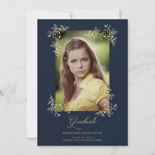 Invitación Foto de graduado con floritura sofisticada de la M (Anverso)